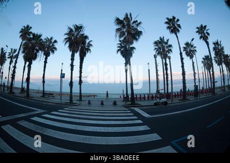 Paseo Marítimo, Promenade sur la plage de Barceloneta au coucher du soleil, Barcelone, Espagne Banque D'Images