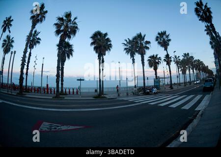 Paseo Marítimo, Promenade sur la plage de Barceloneta au coucher du soleil, Barcelone, Espagne Banque D'Images