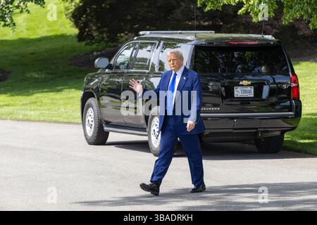 Washington, États-Unis. 12 mai 2025. Le président américain Donald Trump fait signe à la presse alors qu’il marche pour embarquer à bord de Marine One à la Maison Blanche à Washington, DC, aux États-Unis, le 12 mai 2025. Crédit : HU Yousong/Xinhua/Alamy Live News Banque D'Images