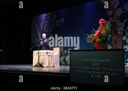 (250512) -- NEW YORK, 12 mai 2025 (Xinhua) -- un artiste de la Shanghai Pingtan troupe se produit au Flushing Town Hall de New York, aux États-Unis, le 11 mai 2025. L'art traditionnel de l'opéra chinois de Pingtan occupe une fois de plus le devant de la scène aux États-Unis. La Shanghai Pingtan troupe est en tournée dans les grandes villes, notamment Los Angeles, San Francisco, New York et Atlanta, avec une performance spéciale aux Nations Unies. Cette tournée d'échange culturel « gracieux Jiangnan in Spring Breeze », qui se déroule du 30 avril au 16 mai, marque la deuxième visite de la troupe aux États-Unis. (Photo de Banque D'Images