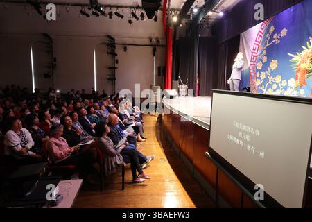 (250512) -- NEW YORK, 12 mai 2025 (Xinhua) -- un artiste de la Shanghai Pingtan troupe se produit au Flushing Town Hall de New York, aux États-Unis, le 11 mai 2025. L'art traditionnel de l'opéra chinois de Pingtan occupe une fois de plus le devant de la scène aux États-Unis. La Shanghai Pingtan troupe est en tournée dans les grandes villes, notamment Los Angeles, San Francisco, New York et Atlanta, avec une performance spéciale aux Nations Unies. Cette tournée d'échange culturel « gracieux Jiangnan in Spring Breeze », qui se déroule du 30 avril au 16 mai, marque la deuxième visite de la troupe aux États-Unis. (Photo de Banque D'Images