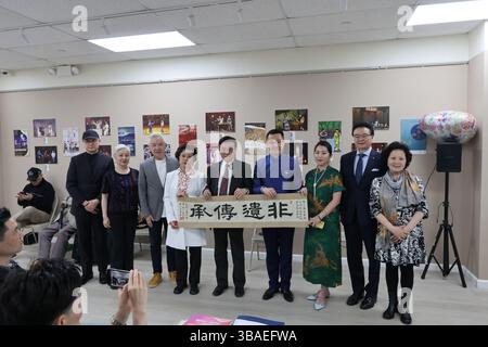 (250512) -- NEW YORK, 12 mai 2025 (Xinhua) -- des membres de la Shanghai Pingtan troupe assistent à un événement d'accueil communautaire à l'American Chinese Art & culture Center à New York, aux États-Unis, le 8 mai 2025. L'art traditionnel de l'opéra chinois de Pingtan occupe une fois de plus le devant de la scène aux États-Unis. La Shanghai Pingtan troupe est en tournée dans les grandes villes, notamment Los Angeles, San Francisco, New York et Atlanta, avec une performance spéciale aux Nations Unies. Cette tournée d'échange culturel « gracieux Jiangnan in Spring Breeze », qui se déroulera du 30 avril au 16 mai, marque la deuxième de la troupe Banque D'Images