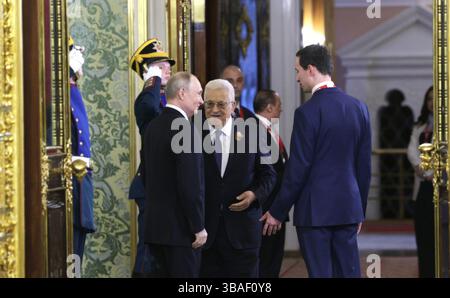Moscou, Russie. 10 mai 2025. Le président russe Vladimir Poutine, à gauche, escorte le président palestinien Mahmoud Abbas, au centre, à une réunion bilatérale élargie au Kremlin, le 10 mai 2025, à Moscou, en Russie. Poutine a accueilli plusieurs chefs d'État pour marquer le 80e anniversaire de la victoire sur l'Allemagne nazie pendant la Guerre mondiale II crédit : Gavriil Grigorov/Kremlin Pool/Alamy Live News Banque D'Images