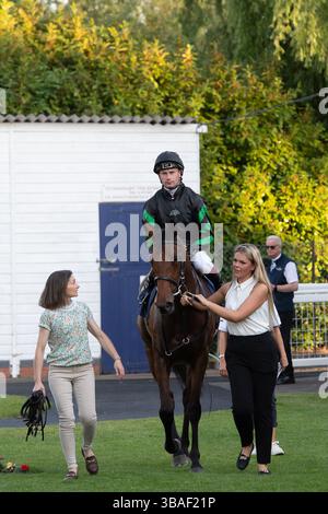 Windsor, Berkshire, Royaume-Uni. 12 mai 2025. Horse TRALEE GIRL montée par le jockey Oisin Murphy remporte le Royal Windsor Horse Show Fillies’ handicap Stakes, classe 5 au Royal Windsor Racecourse à Windsor, Berkshire, au Monday Night Mediterranean Racenight. Propriétaire M. Dermot Hanafin, entraîneur Michael Bell, Newmarket, éleveur Dermot Hanafin, commanditaire Ornella Underwriting Limited. Crédit : Maureen McLean/Alamy Live News Banque D'Images