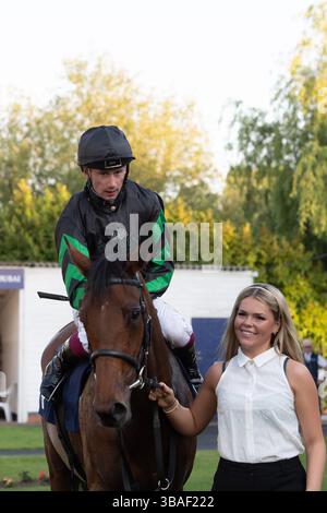 Windsor, Berkshire, Royaume-Uni. 12 mai 2025. Horse TRALEE GIRL montée par le jockey Oisin Murphy remporte le Royal Windsor Horse Show Fillies’ handicap Stakes, classe 5 au Royal Windsor Racecourse à Windsor, Berkshire, au Monday Night Mediterranean Racenight. Propriétaire M. Dermot Hanafin, entraîneur Michael Bell, Newmarket, éleveur Dermot Hanafin, commanditaire Ornella Underwriting Limited. Crédit : Maureen McLean/Alamy Live News Banque D'Images