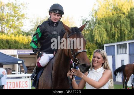 Windsor, Berkshire, Royaume-Uni. 12 mai 2025. Horse TRALEE GIRL montée par le jockey Oisin Murphy remporte le Royal Windsor Horse Show Fillies’ handicap Stakes, classe 5 au Royal Windsor Racecourse à Windsor, Berkshire, au Monday Night Mediterranean Racenight. Propriétaire M. Dermot Hanafin, entraîneur Michael Bell, Newmarket, éleveur Dermot Hanafin, commanditaire Ornella Underwriting Limited. Crédit : Maureen McLean/Alamy Live News Banque D'Images
