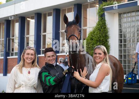 Windsor, Berkshire, Royaume-Uni. 12 mai 2025. Horse TRALEE GIRL montée par le jockey Oisin Murphy remporte le Royal Windsor Horse Show Fillies’ handicap Stakes, classe 5 au Royal Windsor Racecourse à Windsor, Berkshire, au Monday Night Mediterranean Racenight. Propriétaire M. Dermot Hanafin, entraîneur Michael Bell, Newmarket, éleveur Dermot Hanafin, commanditaire Ornella Underwriting Limited. Crédit : Maureen McLean/Alamy Live News Banque D'Images