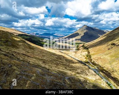 Monte sur West Highland Way A82 depuis un drone, Clifton, Crianlarich, Highland, Écosse, ROYAUME-UNI Banque D'Images