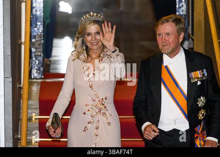 Amsterdam, pays-Bas, 2025-05-12 22 :55 :19 AMSTERDAM, 12-05-2025, Palais Royal AmsterdamKing Willem-Alexander et la Reine Máxima recevront le corps diplomatique pour un dîner de gala au Palais Royal Amsterdam lundi soir, 12 mai. Au cours du dîner, le roi prononcera un court discours dans lequel il discutera du rôle unificateur des diplomates dans un monde troublé. Crédit : NL Beeld/Alamy Live News Banque D'Images