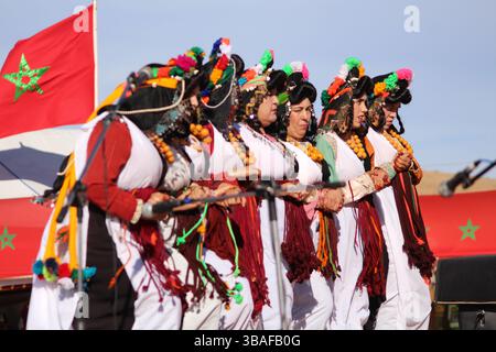 Kelaat Mgouna - Maroc. 05-05-2025. Des femmes berbères marocaines dansant et chantant Ahidous ; une musique folklorique traditionnelle. Folklore marocain. Banque D'Images