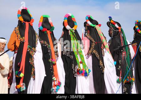 Kelaat Mgouna - Maroc. 05-05-2025. Des femmes berbères marocaines dansant et chantant Ahidous ; une musique folklorique traditionnelle. Folklore marocain. Banque D'Images