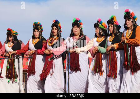 Kelaat Mgouna - Maroc. 05-05-2025. Des femmes berbères marocaines dansant et chantant Ahidous ; une musique folklorique traditionnelle. Folklore marocain. Banque D'Images