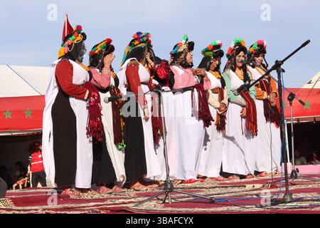 Kelaat Mgouna - Maroc. 05-05-2025. Des femmes berbères marocaines dansant et chantant Ahidous ; une musique folklorique traditionnelle. Folklore marocain. Banque D'Images