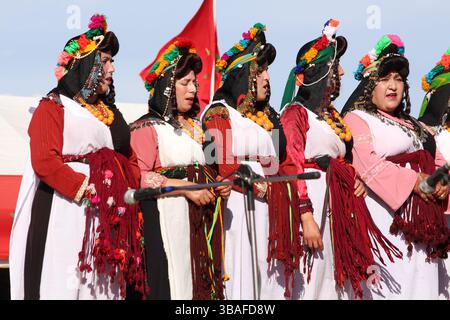 Kelaat Mgouna - Maroc. 05-05-2025. Des femmes berbères marocaines dansant et chantant Ahidous ; une musique folklorique traditionnelle. Folklore marocain. Banque D'Images
