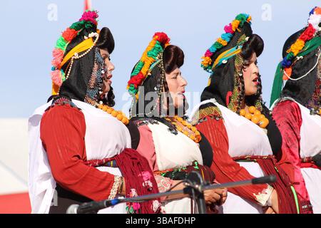 Kelaat Mgouna - Maroc. 05-05-2025. Des femmes berbères marocaines dansant et chantant Ahidous ; une musique folklorique traditionnelle. Folklore marocain. Banque D'Images