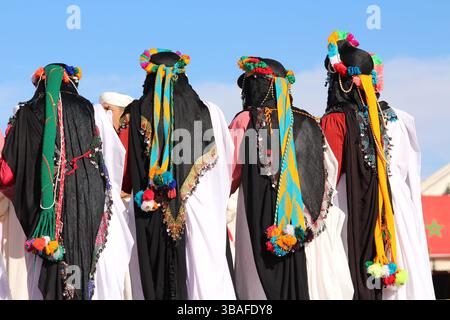 Kelaat Mgouna - Maroc. 05-05-2025. Des femmes berbères marocaines dansant et chantant Ahidous ; une musique folklorique traditionnelle. Folklore marocain. Banque D'Images