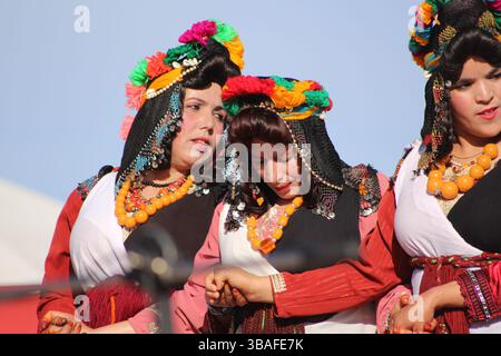Kelaat Mgouna - Maroc. 05-05-2025. Des femmes berbères marocaines dansant et chantant Ahidous ; une musique folklorique traditionnelle. Folklore marocain. Banque D'Images