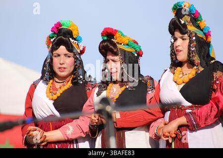 Kelaat Mgouna - Maroc. 05-05-2025. Des femmes berbères marocaines dansant et chantant Ahidous ; une musique folklorique traditionnelle. Folklore marocain. Banque D'Images