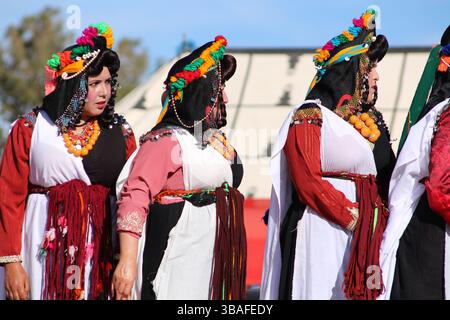 Kelaat Mgouna - Maroc. 05-05-2025. Des femmes berbères marocaines dansant et chantant Ahidous ; une musique folklorique traditionnelle. Folklore marocain. Banque D'Images