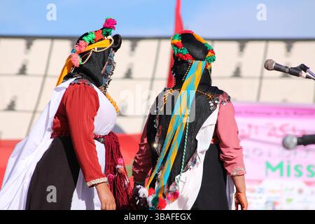 Kelaat Mgouna - Maroc. 05-05-2025. Des femmes berbères marocaines dansant et chantant Ahidous ; une musique folklorique traditionnelle. Folklore marocain. Banque D'Images