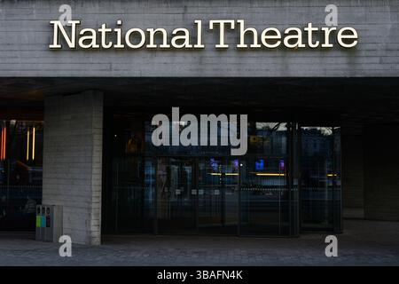 Londres, Royaume-Uni - 1er avril 2025 ; entrée pour le National Theatre de Londres Banque D'Images