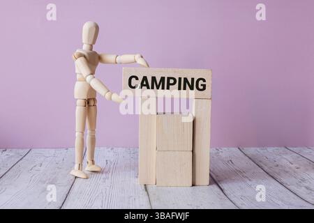 Texte Camp d'été écrit avec de la craie sur le tableau. Camp d'été ext écrit avec de la craie sur tableau noir, côté plage de sable Banque D'Images