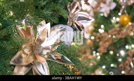 Décoration de Noël sur arbre. Éclairage bokeh en arrière-plan. Banque D'Images