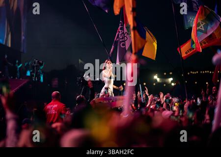 Glastonbury, Royaume-Uni : Dua Lipa dans la foule avec des fans sur la scène Pyramid. 28 juin 2024 Banque D'Images