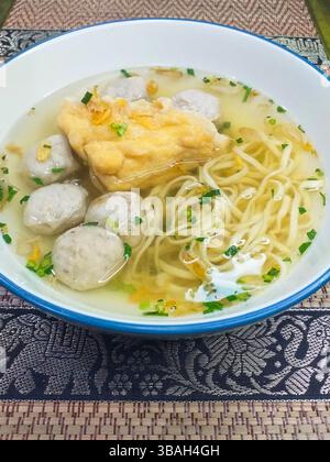 Baso Tahu Kuah ou Batagor Kuah est un plat indonésien composé de tofu fourré de boulettes de viande, puis servi avec un bouillon chaud Banque D'Images