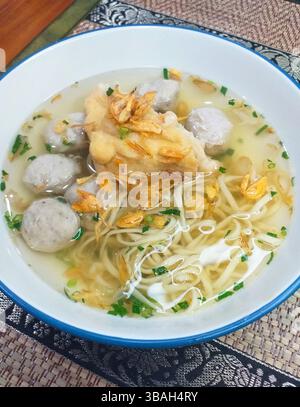 Baso Tahu Kuah ou Batagor Kuah est un plat indonésien composé de tofu fourré de boulettes de viande, puis servi avec un bouillon chaud Banque D'Images