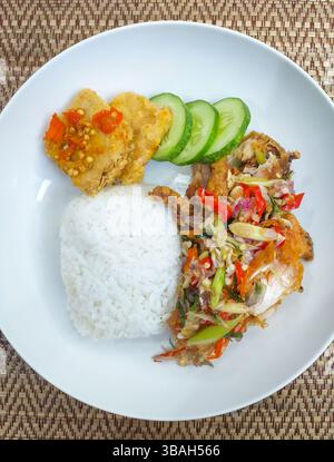 Ayam Geprek Matah indonésien ou poulet frit avec Sambal Matah. Banque D'Images
