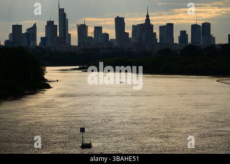 Varsovie, Pologne. 12 mai 2025. Le soleil se couche sur les gratte-ciel de la ville vu depuis un pont enjambant la Vistule à Varsovie, en Pologne, le 12 mai 2025. Crédit : Jaap Arriens/Xinhua/Alamy Live News Banque D'Images
