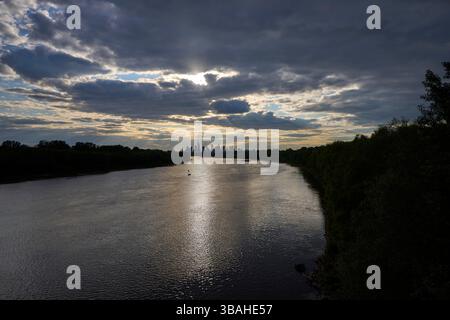 Varsovie, Pologne. 12 mai 2025. Le soleil se couche sur les gratte-ciel de la ville vu depuis un pont enjambant la Vistule à Varsovie, en Pologne, le 12 mai 2025. Crédit : Jaap Arriens/Xinhua/Alamy Live News Banque D'Images