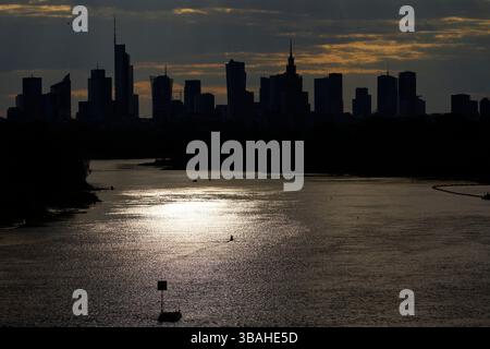 Varsovie, Pologne. 12 mai 2025. Le soleil se couche sur les gratte-ciel de la ville vu depuis un pont enjambant la Vistule à Varsovie, en Pologne, le 12 mai 2025. Crédit : Jaap Arriens/Xinhua/Alamy Live News Banque D'Images