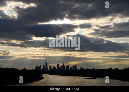 Varsovie, Pologne. 12 mai 2025. Le soleil se couche sur les gratte-ciel de la ville vu depuis un pont enjambant la Vistule à Varsovie, en Pologne, le 12 mai 2025. Crédit : Jaap Arriens/Xinhua/Alamy Live News Banque D'Images