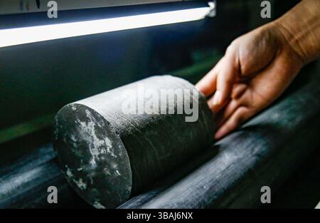 Dunhuang, Chine.12 mai 2025. Dans le dépôt automatisé de carottes de Qinghai Oilfield à Dunhuang, dans la province du Gansu, des systèmes avancés gèrent de manière transparente le stockage et la récupération des échantillons de carottes géologiques, 12 mai 2025. Opérationnelle depuis juin 2009, cette installation dispose d’une capacité de ​​201,600 meters​​ de carottes, soutenant l’exploration et la recherche critiques de champs pétrolifères. Crédit : ma Mingyan/China News Service/Alamy Live News Banque D'Images