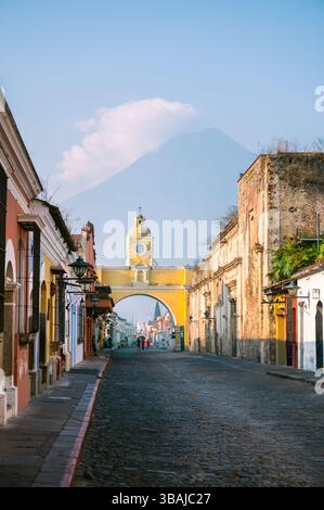 Vue panoramique de l'emblématique Arc de Santa Catalina à Antigua Guatemala avec volcan en arrière-plan, bâtiments coloniaux et couleurs vives capturant le Banque D'Images