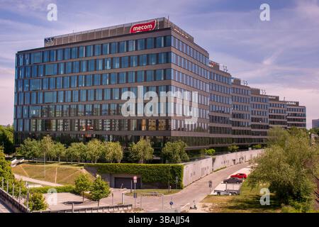 Bratislava, Slovaquie - 10 mai 2025 : Digital Park Einsteinova. Immeubles de bureaux modernes situés dans le quartier de Bratislava Petrzalka. Banque D'Images