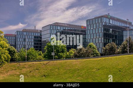 Bratislava, Slovaquie - 10 mai 2025 : Digital Park Einsteinova. Immeubles de bureaux modernes situés dans le quartier de Bratislava Petrzalka. Banque D'Images