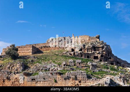 Acropole, sculpté dans les tombes rocheuses de l'ancienne ville grecque Tlos en Lycie situé sur la voie lycienne célèbre site historique et archéologique. Endroit populaire pour Banque D'Images