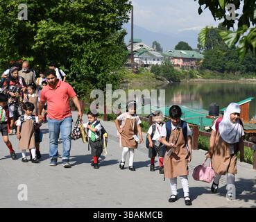 Srinagar, Jammu-et-Cachemire, Inde. 13 mai 2025. Les écoliers marchent alors que les écoles rouvrent après l’annonce du cessez-le-feu entre l’Inde et le Pakistan, à Srinagar, le 13 mai 2025. (Crédit image : © Basit Zargar/ZUMA Press Wire) USAGE ÉDITORIAL SEULEMENT ! Non destiné à UN USAGE commercial ! Crédit : ZUMA Press, Inc/Alamy Live News Banque D'Images