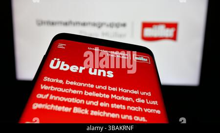 Allemagne. 24 avril 2025. Dans cette illustration photo, un téléphone portable avec la page Web de la société laitière Unternehmensgruppe Theo Muller est vu sur l'écran devant le logo. (Crédit image : © timon Schneider/SOPA images via ZUMA Press Wire) USAGE ÉDITORIAL SEULEMENT ! Non destiné à UN USAGE commercial ! Banque D'Images
