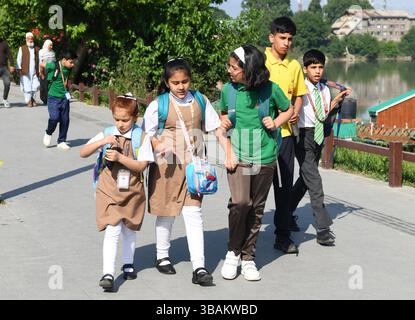 Srinagar, Jammu-et-Cachemire, Inde. 13 mai 2025. Les écoliers marchent alors que les écoles rouvrent après l’annonce du cessez-le-feu entre l’Inde et le Pakistan, à Srinagar, le 13 mai 2025. (Crédit image : © Basit Zargar/ZUMA Press Wire) USAGE ÉDITORIAL SEULEMENT ! Non destiné à UN USAGE commercial ! Crédit : ZUMA Press, Inc/Alamy Live News Banque D'Images