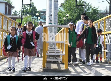 Srinagar, Jammu-et-Cachemire, Inde. 13 mai 2025. Les écoliers marchent alors que les écoles rouvrent après l’annonce du cessez-le-feu entre l’Inde et le Pakistan, à Srinagar, le 13 mai 2025. (Crédit image : © Basit Zargar/ZUMA Press Wire) USAGE ÉDITORIAL SEULEMENT ! Non destiné à UN USAGE commercial ! Crédit : ZUMA Press, Inc/Alamy Live News Banque D'Images