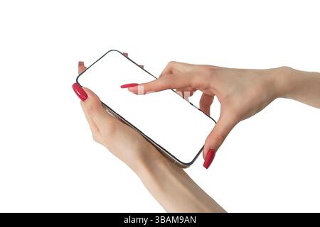 la main d'une femme tient un smartphone, un téléphone avec un écran vierge découpé, un écran de téléphone vierge Banque D'Images