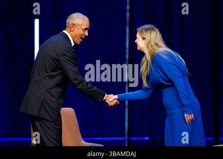 Oslo, Norvège. 12 mai 2025. Oslo 20250512. L'ancien président américain Barack Obama salue Sofie Hogestol lors de l'événement 'A conversation with Barack Obama' à Oslo Spektrum. Photo : Fredrik Varfjell / NTB / POOL crédit : NTB / Alamy Live News Banque D'Images