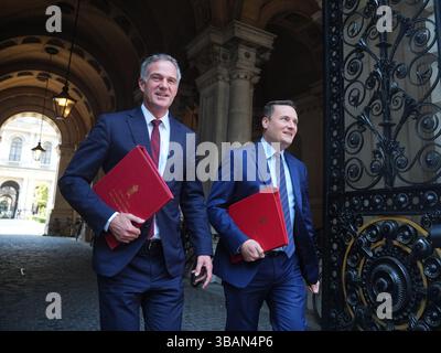 Peter Kyle (à gauche), secrétaire aux Sciences, à l'innovation et à la technologie, et Wes Streeting, secrétaire à la santé, arrivent à Downing Street, à Londres, pour une réunion du Cabinet. Date de la photo : mardi 13 mai 2025. Banque D'Images