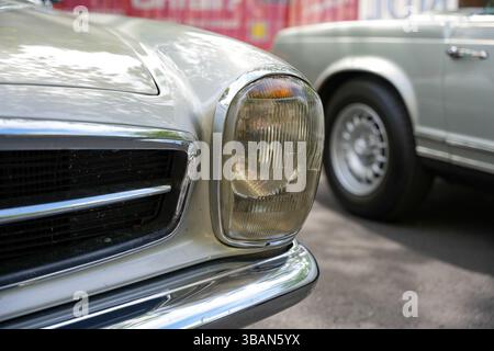 Allemagne Berlin 11 mai 2025. Phares de voiture vintage Mercedes. Gros plan d'un phare et d'une calandre Mercedes vintage à la lumière du soleil. Les détails chromés et Banque D'Images