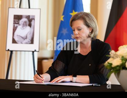 Berlin, Allemagne. 13 mai 2025. Cornelia Seibeld (CDU), présidente de la Chambre des représentants de Berlin, signe le livre de condoléances qui a été déposé dans les Rotes Rathaus à la suite du décès de Margot Friedländer, citoyenne honoraire de Berlin et témoin de l'Holocauste. Crédit : Soeren Stache/dpa/Alamy Live News Banque D'Images