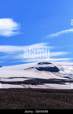 Paysage isolé avec des montagnes enneigées près du glacier Langjokull, West Highlands, Islande Banque D'Images